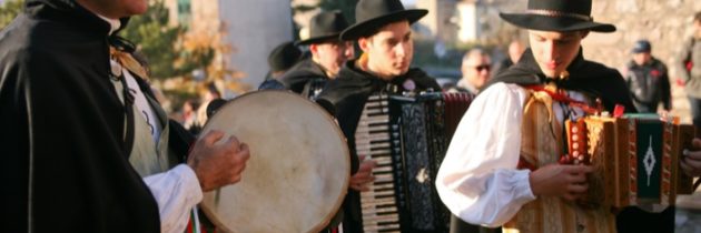 Il 24 e 25 novembre a Giano dell’Umbria si celebra la “bonfinita” della raccolta delle olive con “Le Vie dell’Olio. Rievocazione della Festa della Frasca”