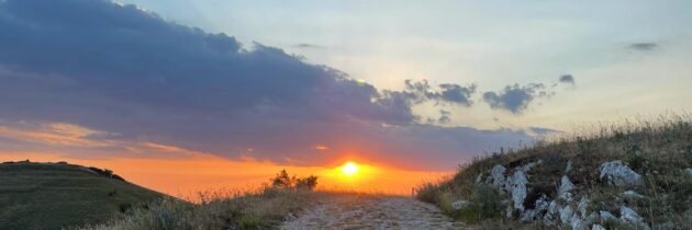 “Subasio Sunset”: pedalando verso l’incanto del tramonto sul Monte Subasio